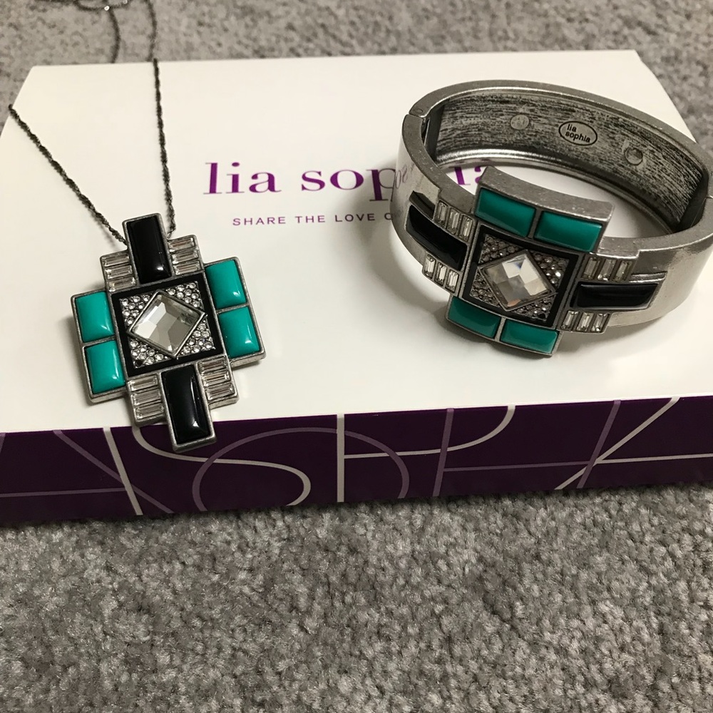 Necklace and bracelet set